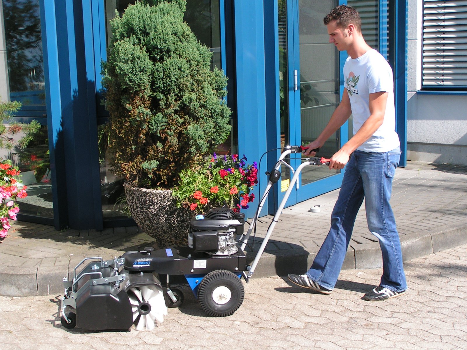 Iseki HK70 70 cm Kehrmaschine - Bild 2