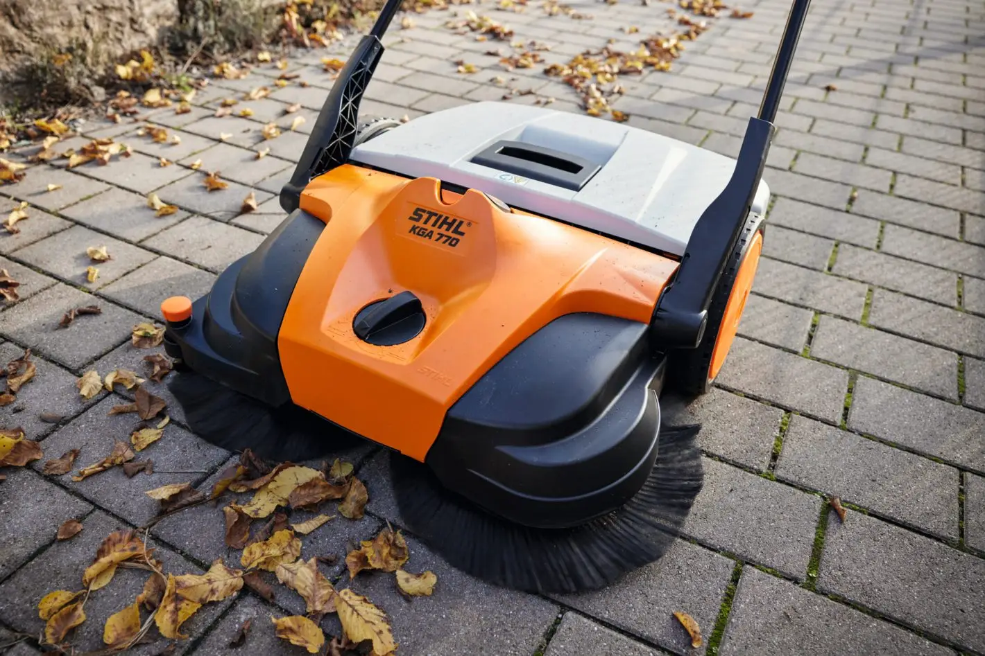 Stihl Akku Kehrmaschine KGA 770 bis 2000m2 - Bild 3